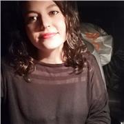 Profesora de inglés imparte clases a niños, jóvenes y adultos